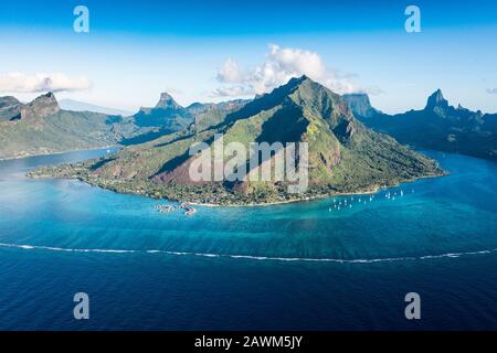 Luftansicht von Cook's Bay und Opunohu Bay, Moorea, Französisch-Polynesien Stockfoto