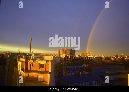 Ein Regenbogen über Dächern im Norden von Paris, Pasakdek Stockfoto