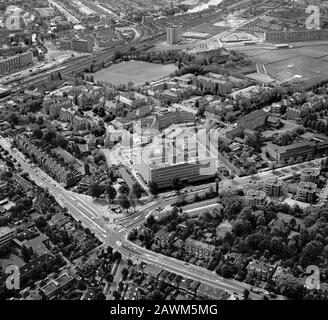 Leiden, Holland, 30. Mai 1975: Historisches Luftbild des akademischen Krankenhauses in Leiden, Holland jetzt LUMC in Schwarz-Weiß genannt Stockfoto