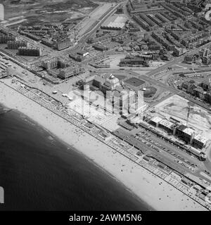 Scheveningen, Holland, 20. Juni 1975: Historisches Luftbild in Schwarz-Weiß des Kurhauses in der Nähe des Strandes von Scheveningen, Stadtteil Der Stockfoto