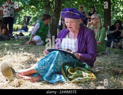 Mass march 100 Jahre Frauenwahl, Central London, UK 10. Juni 2018. Zusammen marschierten Frauen aus Großbritannien auf die Straßen, um ein lebendiges Kunstwerk zu schaffen, das ein Meer aus Grün, Weiß und Violett hervorbringt - die Farben der Suffragettenbewegung. Stockfoto