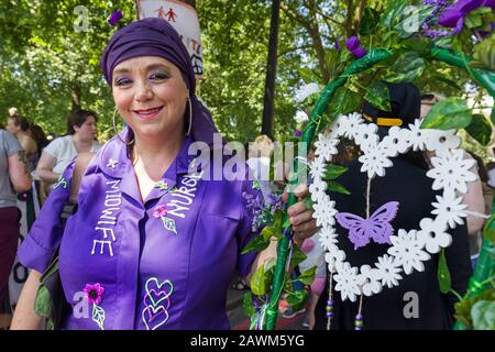 Mass march 100 Jahre Frauenwahl, Central London, UK 10. Juni 2018. Zusammen marschierten Frauen aus Großbritannien auf die Straßen, um ein lebendiges Kunstwerk zu schaffen, das ein Meer aus Grün, Weiß und Violett hervorbringt - die Farben der Suffragettenbewegung. Stockfoto