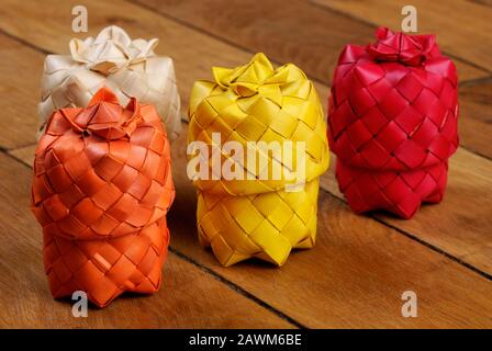 Gewebte handgefertigte Bambus bunte Kisten auf alten Holzboden eingerichtet Stockfoto