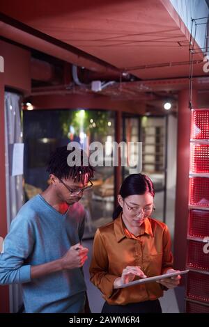 Hochwinkelporträt des modernen Business Teams, das an Projekten im futuristischen Büroinneren arbeitet, Kopienfläche Stockfoto