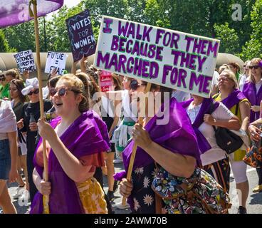 Mass march 100 Jahre Frauenwahl, Central London, UK 10. Juni 2018. Zusammen marschierten Frauen aus Großbritannien auf die Straßen, um ein lebendiges Kunstwerk zu schaffen, das ein Meer aus Grün, Weiß und Violett hervorbringt - die Farben der Suffragettenbewegung. Stockfoto