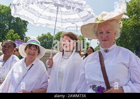 Mass march 100 Jahre Frauenwahl, Central London, UK 10. Juni 2018. Zusammen marschierten Frauen aus Großbritannien auf die Straßen, um ein lebendiges Kunstwerk zu schaffen, das ein Meer aus Grün, Weiß und Violett hervorbringt - die Farben der Suffragettenbewegung. Stockfoto