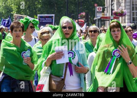 Mass march 100 Jahre Frauenwahl, Central London, UK 10. Juni 2018. Zusammen marschierten Frauen aus Großbritannien auf die Straßen, um ein lebendiges Kunstwerk zu schaffen, das ein Meer aus Grün, Weiß und Violett hervorbringt - die Farben der Suffragettenbewegung. Stockfoto