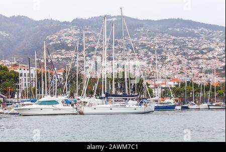 Segelyachten im Jachthafen. Küstenlandschaft von Funchal, der Hauptstadt der Insel Madeira, Portugal Stockfoto