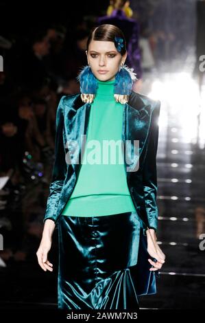 Los Angeles, USA. Februar 2020. Modell auf der Tom Ford Autumn/Winter 2020 Runway Show in Den Milk Studios. Los Angeles, 7. Februar 2020 - weltweite Nutzung Credit: Dpa/Alamy Live News Stockfoto