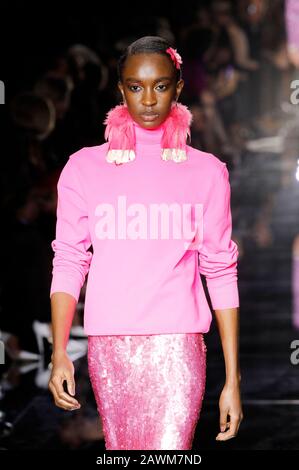 Los Angeles, USA. Februar 2020. Modell auf der Tom Ford Autumn/Winter 2020 Runway Show in Den Milk Studios. Los Angeles, 7. Februar 2020 - weltweite Nutzung Credit: Dpa/Alamy Live News Stockfoto