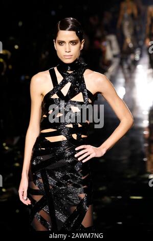 Los Angeles, USA. Februar 2020. Modell auf der Tom Ford Autumn/Winter 2020 Runway Show in Den Milk Studios. Los Angeles, 7. Februar 2020 - weltweite Nutzung Credit: Dpa/Alamy Live News Stockfoto
