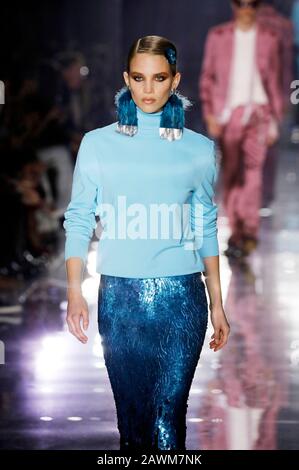 Los Angeles, USA. Februar 2020. Modell auf der Tom Ford Autumn/Winter 2020 Runway Show in Den Milk Studios. Los Angeles, 7. Februar 2020 - weltweite Nutzung Credit: Dpa/Alamy Live News Stockfoto