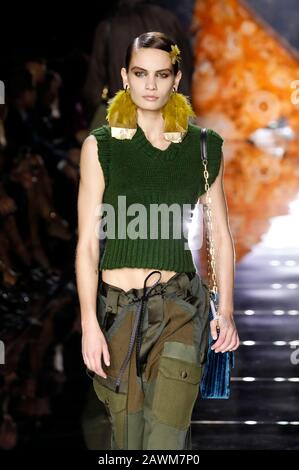 Los Angeles, USA. Februar 2020. Modell auf der Tom Ford Autumn/Winter 2020 Runway Show in Den Milk Studios. Los Angeles, 7. Februar 2020 - weltweite Nutzung Credit: Dpa/Alamy Live News Stockfoto