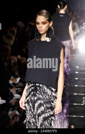 Los Angeles, USA. Februar 2020. Modell auf der Tom Ford Autumn/Winter 2020 Runway Show in Den Milk Studios. Los Angeles, 7. Februar 2020 - weltweite Nutzung Credit: Dpa/Alamy Live News Stockfoto