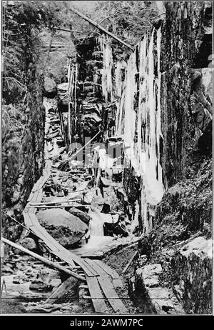 Chronik der Weißen Berge . Der FLUME, BEVOR DIE BOULDER FIEL, Fiel Der Boulder (zwischen den Wänden dargestellt) fiel während eines Sturms und einer Überschwemmung im Juni in den Stream, die Chronik DER THEWHITE BERGE VON FREDERICK W. KILBOURNE WttA Illustrationscu3192428812372 Stockfoto