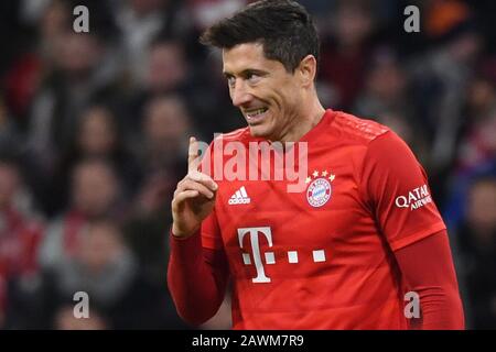 München, Deutschland. Februar 2020. Fußball: Bundesliga, Bayern München - RB Leipzig, 21. Spieltag in der Allianz Arena. Robert Lewandowski aus München reagiert. Wichtiger HINWEIS: Gemäß den Vorschriften der DFL Deutsche Fußball Liga und des DFB Deutscher Fußball-Bund ist es untersagt, im Stadion und/oder aus dem fotografierten Spiel in Form von Sequenzbildern und/oder videoähnlichen Fotoserien auszunutzen oder auszunutzen. Credit: Sven Hoppe / dpa / Alamy Live News Stockfoto