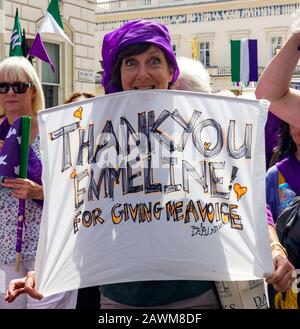 Mass march 100 Jahre Frauenwahl, Central London, UK 10. Juni 2018. Zusammen marschierten Frauen aus Großbritannien auf die Straßen, um ein lebendiges Kunstwerk zu schaffen, das ein Meer aus Grün, Weiß und Violett hervorbringt - die Farben der Suffragettenbewegung. Stockfoto