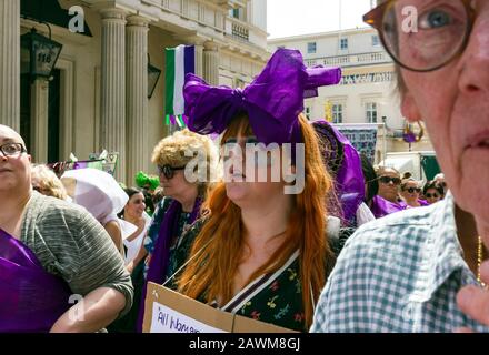 Mass march 100 Jahre Frauenwahl, Central London, UK 10. Juni 2018. Zusammen marschierten Frauen aus Großbritannien auf die Straßen, um ein lebendiges Kunstwerk zu schaffen, das ein Meer aus Grün, Weiß und Violett hervorbringt - die Farben der Suffragettenbewegung. Stockfoto