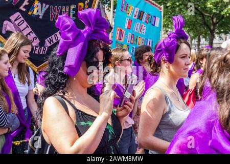 Mass march 100 Jahre Frauenwahl, Central London, UK 10. Juni 2018. Zusammen marschierten Frauen aus Großbritannien auf die Straßen, um ein lebendiges Kunstwerk zu schaffen, das ein Meer aus Grün, Weiß und Violett hervorbringt - die Farben der Suffragettenbewegung. Stockfoto