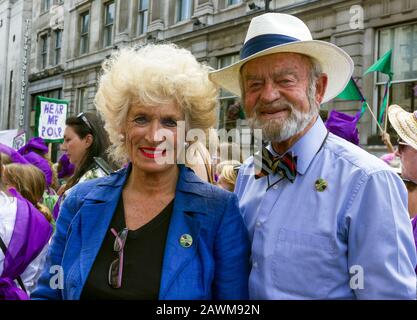 Mass march 100 Jahre Frauenwahl, Central London, UK 10. Juni 2018. Zusammen marschierten Frauen aus Großbritannien auf die Straßen, um ein lebendiges Kunstwerk zu schaffen, das ein Meer aus Grün, Weiß und Violett hervorbringt - die Farben der Suffragettenbewegung. Stockfoto