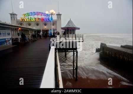 Gale Force Winds von bis zu 80 mph auf Brighton Pier als Storm Ciara die Südküste Englands 2020 streift. Stockfoto