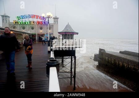 Gale Force Winds von bis zu 80 mph auf Brighton Pier als Storm Ciara die Südküste Englands 2020 streift. Stockfoto