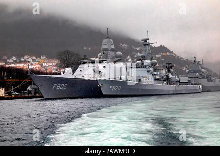 Zwei holländische Kriegsschiffe, Fregatten HNLMS Van Speijk F828 und HNLMS Evertsen F805 Klasse Fregatte F312 KNM Otto Sverdrup am Festningskaien Kai im Hafen von Stockfoto