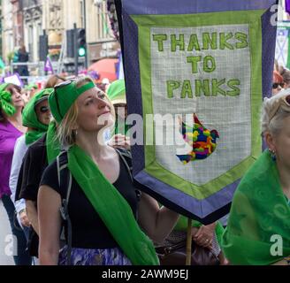 Mass march 100 Jahre Frauenwahl, Central London, UK 10. Juni 2018. Zusammen marschierten Frauen aus Großbritannien auf die Straßen, um ein lebendiges Kunstwerk zu schaffen, das ein Meer aus Grün, Weiß und Violett hervorbringt - die Farben der Suffragettenbewegung. Stockfoto