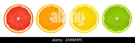 Gruppe frischer Zitrusfrüchte, die in einer Reihe, isoliert auf weißem Grund mit Schneideweg, halbiert (Grapefruit, Orange, Zitrone, Limette) geschnitten werden Stockfoto