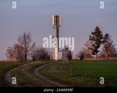 Telekommunikationsturm von 4G und 5G-Mobilfunkgeräten. Basisstation oder Base Transceiver Station. Funk-Antennen-Sender Stockfoto