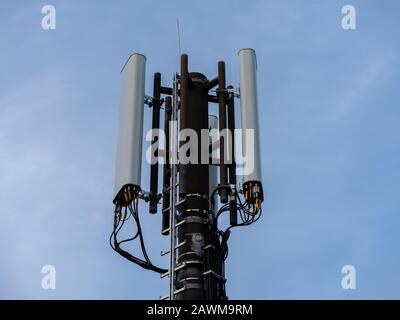 Telekommunikationsturm von 4G und 5G-Mobilfunkgeräten. Basisstation oder Base Transceiver Station. Funk-Antennen-Sender Stockfoto