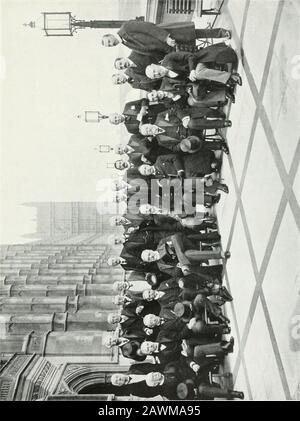 Sir Benjamin Stones Bilder; Aufzeichnungen über das nationale Leben und die Geschichte, die aus der Sammlung von Fotografien von Sir Benjamin Stone, M.P. E des Oberhauses, reproduziert wurden, sind hingegen immer ruhig und gelassen. OftentimesThe Speaker scheint wie eine Ansprache, in Einsamkeitsdisolation, ein seltsames und gleichgültig Unternehmen. Rarelydoms Versammlung gibt Hinweise darauf, dass sie bewegt wird.Debatte gibt es aber nur selten mit Oh-, oh- und Gelächter verbunden. * Im Bild ist eine Gruppe Von Kollegen, M.P.s und anderen dargestellt.Front Row von links nach rechts:-Lord Llangattock, Rt. Hon. C. B.Stuart Wortley, The Marq Stockfoto