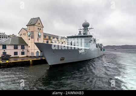 Dänisches Kriegsschiff, Patrouillenfregatte HDMS Thetis F357 am Tollbodkaien Kai im Hafen von Bergen, Norwegen. Stockfoto