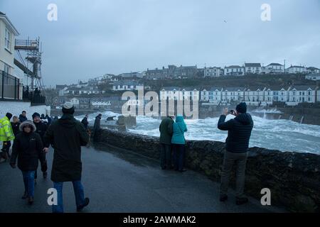 Porthleven, Cornwall, Großbritannien. Februar 2020. Menschenmassen beobachten, wie Storm Ciara Porthleven Cornwall Credit trifft: Kathleen White/Alamy Live News Stockfoto