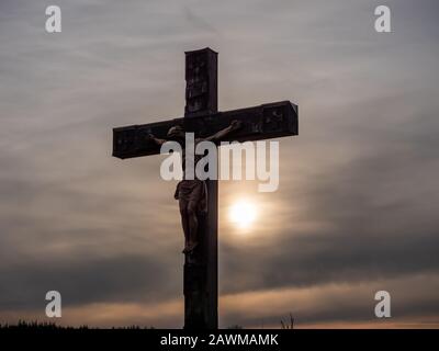 Jesus christus Kruzifix Kreuz auf Himmel Sonnenaufgang Konzept weihnachten katholische Religion, Verzeihung christlichen Gottesdienstes Gott, glücklicher ostertag, Betende Lob g Stockfoto