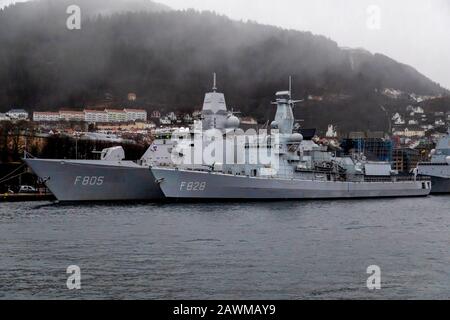 Zwei niederländische Kriegsschiffe, Fregatten HNLMS Van Speijk F828 und HNLMS Evertsen F805, mit Fregatte F312 KNM Otto Sverdrup am Festningskaien Kai im Hafen von Stockfoto