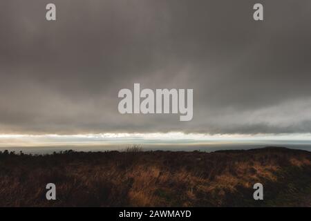 Blick vom Mull of Kintyre nach Nordirland und zur Rathlin-Insel bei dramatischen Wetterbedingungen im Winter, Schottland, Großbritannien Stockfoto