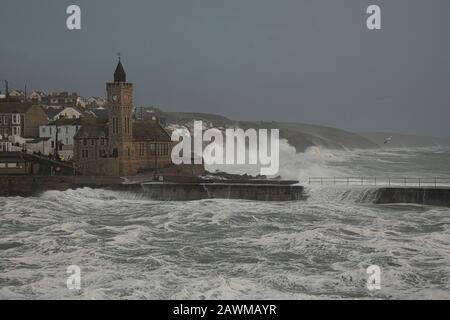 Porthleven, Cornwall, Großbritannien. Februar 2020. Menschenmassen beobachten, wie Storm Ciara Porthleven Cornwall Credit trifft: Kathleen White/Alamy Live News Stockfoto