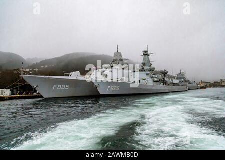 Zwei niederländische Kriegsschiffe, Fregatten HNLMS Van Speijk F828 und HNLMS Evertsen F805, mit der norwegischen Fregatte F312 KNM Otto Sverdrup am Festningskaien Kai in po Stockfoto