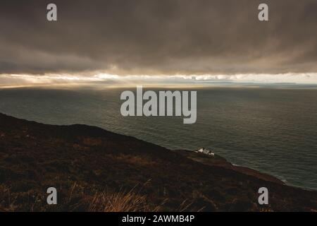 Blick vom Mull of Kintyre nach Nordirland und zur Rathlin-Insel bei dramatischen Wetterbedingungen im Winter, Schottland, Großbritannien Stockfoto