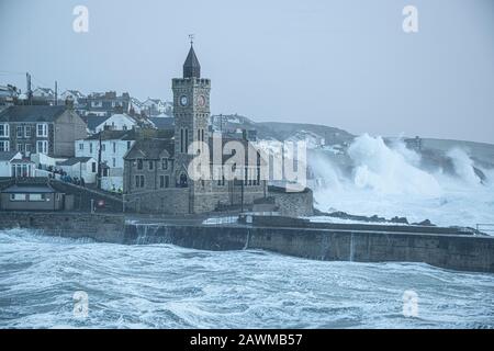 Porthleven, Cornwall, Großbritannien. Februar 2020. Menschenmassen beobachten, wie Storm Ciara Porthleven Cornwall Credit trifft: Kathleen White/Alamy Live News Stockfoto