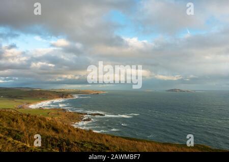 Carskey Bay mit Blick auf Dunaverty Castle, Southend und Sanda Island von der Mull of Kintyre Road, Schottland Stockfoto