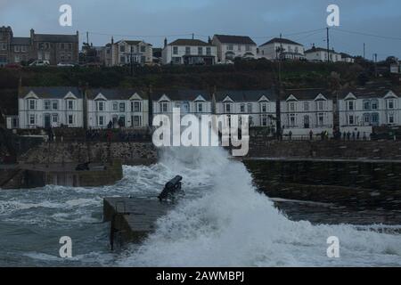 Porthleven, Cornwall, Großbritannien. Februar 2020. Menschenmassen beobachten, wie Storm Ciara Porthleven Cornwall trifft, Walking in Cornwall, Cornish Walks Credit: kathleen white/Alamy Live News Stockfoto