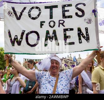 Mass march 100 Jahre Frauenwahl, Central London, UK 10. Juni 2018. Zusammen marschierten Frauen aus Großbritannien auf die Straßen, um ein lebendiges Kunstwerk zu schaffen, das ein Meer aus Grün, Weiß und Violett hervorbringt - die Farben der Suffragettenbewegung. Stockfoto