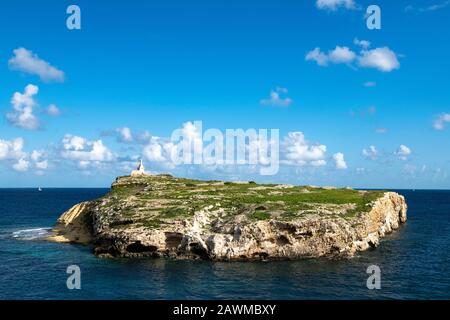 Blick auf die Insel St. Pawls auf Malta an sonnigen schönen Tagen, St. Pawls Island, Malta, Europa, Panoramaaussicht auf die Insel Saint Pawls auf Malta Stockfoto