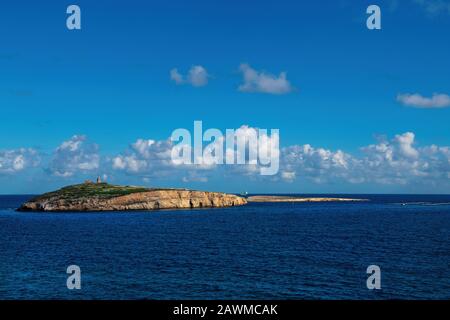 Blick auf die Insel St. Pawls auf Malta an sonnigen schönen Tagen, St. Pawls Island, Malta, Europa, Panoramaaussicht auf die Insel Saint Pawls auf Malta Stockfoto