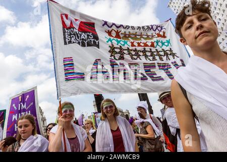 Mass march 100 Jahre Frauenwahl, Central London, UK 10. Juni 2018. Zusammen marschierten Frauen aus Großbritannien auf die Straßen, um ein lebendiges Kunstwerk zu schaffen, das ein Meer aus Grün, Weiß und Violett hervorbringt - die Farben der Suffragettenbewegung. Stockfoto