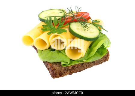 Gesundes Sandwich mit dunklem Roggenbrot, Gemüse und Käse isoliert auf weißem Hintergrund ohne Schatten Stockfoto