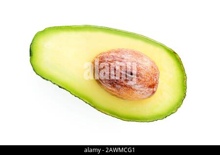 Draufsicht auf eine einzelne frische Avocado-Scheibe mit Kern isoliert auf weißem Hintergrund in Nahaufnahme. Stockfoto