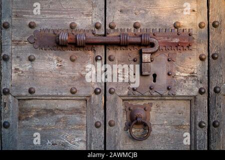 Detail einer alten Tür mit Metallschloss Stockfoto